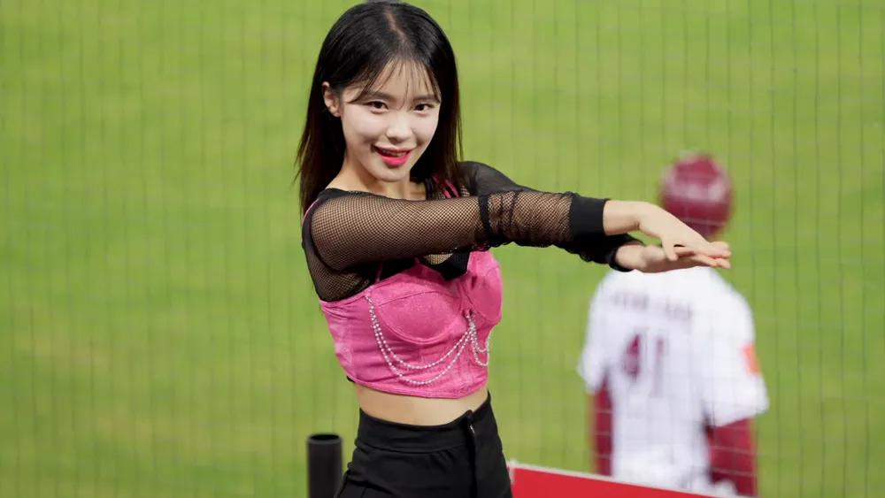 Lee DaHye, Korean cheerleader, baseball park, pink outfit 1