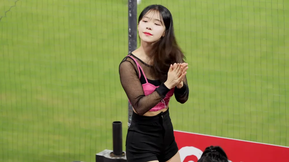 Lee DaHye, Korean cheerleader, baseball park, pink outfit 2