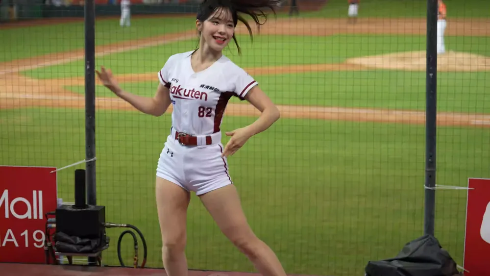 Lee DaHye ,cheerleader from Rakuten,dance, butt 1