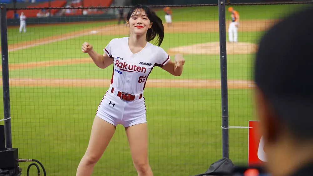 Lee DaHye ,cheerleader from Rakuten,dance, butt 12